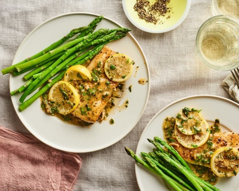 Mahi-Mahi-sas-sos-ot-limonovo-maslo-v-chugunen-tigan